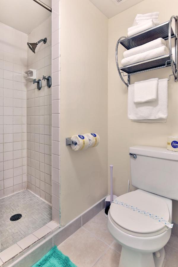 City View Studio With Pool Access In Aloha Surf! Гонолулу Экстерьер фото